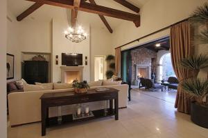 Μια τηλεόραση ή/και κέντρο ψυχαγωγίας στο Stunning Rancho Mirage Hilltop Compound