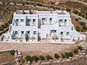 - une vue aérienne sur une grande maison blanche dans l'établissement La Vista TINOS, à Agios Ioannis