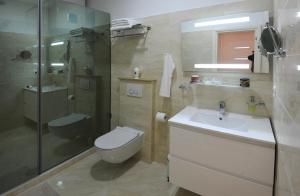 une salle de bain avec toilettes, lavabo et douche dans l'établissement Felicitas apartments at the Center near the beach, à Split 12 autres photos
