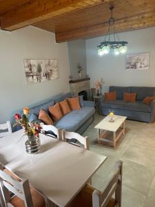 a living room with a couch and a table at Casa del sogno in Magouládes