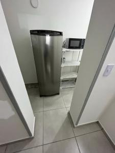 a hallway with a trash can in a room at Apt Central Caraguá in Caraguatatuba
