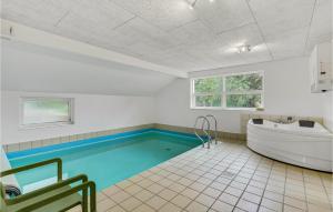 בריכת השחייה שנמצאת ב-Amazing Home In Humble With Private Swimming Pool, Can Be Inside Or Outside או באזור