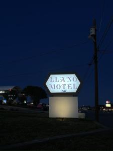 un panneau indiquant une liuana motel sur le côté d'une rue dans l'établissement Llano Motel, à Llano