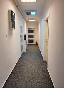 an empty hallway in an office building with a hallway at Prywatny pokój w sercu Warszawy in Warsaw