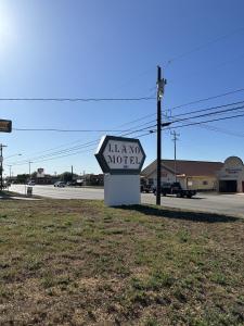 un panneau indiquant un motel au miel sur le côté d'une route dans l'établissement Llano Motel, à Llano