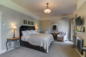 um quarto de hotel com uma cama e uma televisão em Winchester Inn em Ashland