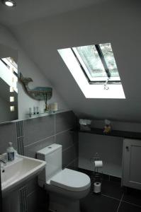 Ένα μπάνιο στο Cowslip Barn Annexe, Countryside Stay Near Chichester