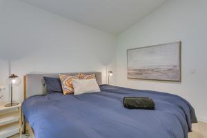Postelja oz. postelje v sobi nastanitve Charming Swan Lake Apartment with Deck!