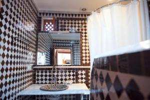 een badkamer met een wastafel en een spiegel bij Dar D'or Fes in Fès