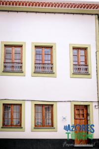 un edificio blanco con ventanas y un cartel en él en Atlântida Dream, en Angra do Heroísmo