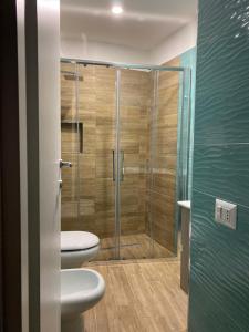 Un baño con dos inodoros y una ducha. en Maison Caravita, en Nápoles 25 fotos más