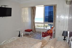 1 dormitorio con cama y vistas al océano en la baie de Tanger, en Tánger