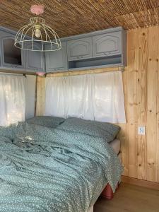 姆热日诺Camping Rogowo的卧室配有一张位于走廊的床铺