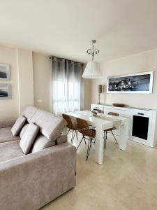 ein Wohnzimmer mit einer Couch und einem Tisch in der Unterkunft Apartamento Lujo Calaceite in Torrox Costa