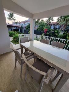 un patio con mesa de comedor y sillas en Villa Capital Royal Dalyan, en Muğla