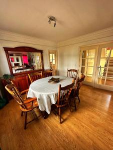 Un comedor con mesa y sillas en Oceans house - Pool, Sauna, 26 Sleeps, 7m to beach, en Carcavelos