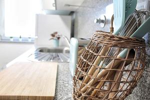 un panier assis sur un comptoir dans une cuisine dans l'établissement Arrábida Luxury Studio, à Vila Nova de Gaia 38 autres photos