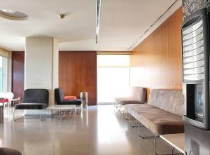 un salon avec un canapé, des fauteuils et une table dans l'établissement Arrábida Luxury Studio, à Vila Nova de Gaia