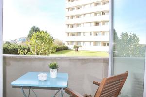 une table et une chaise bleues sur un balcon avec un bâtiment dans l'établissement Arrábida Luxury Studio, à Vila Nova de Gaia
