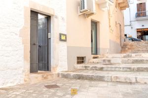 a building with stairs leading to a door at Petralù - Casa Vacanza zona centro in Locorotondo