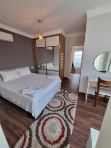 Un dormitorio con una cama, una mesa y una alfombra. en Villa Capital Royal Dalyan, en Muğla 33 fotos más