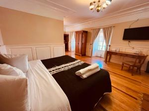 Hotel Real Del Monte في مينيرال ديل مونتي: غرفة نوم عليها سرير وفوط