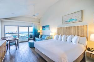 um quarto de hotel com uma cama e uma sala de estar em Castle Villas at Bluebeards by Capital Vacations em Charlotte Amalie