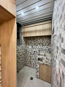 Ett badrum på HERMOSO APARTAMENTO NUEVO AMOBLADO Conjunto Goya 503 Neiva