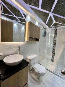 La salle de bains est pourvue d'un lavabo, de toilettes et d'une douche. dans l'établissement HERMOSO APARTAMENTO NUEVO AMOBLADO Conjunto Goya 503 Neiva, à Neiva
