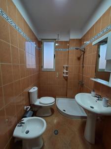 ein Badezimmer mit zwei Waschbecken und einem WC in der Unterkunft AROL Apartment, Golem in Golem
