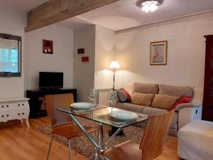 sala de estar con mesa y sofá en Apartamento Brian, en San Sebastián