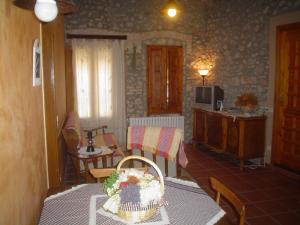 a living room with a table and chairs and a kitchen at Can Bicicleta de Dalt in Olesa de Bonesvalls