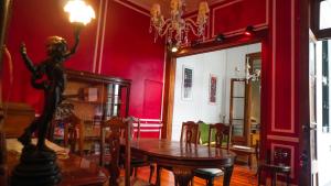 una sala da pranzo con tavolo e statua di Historical Tango House. Priv area 3 BR /7 guests. a Buenos Aires