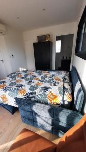 Ένα ή περισσότερα κρεβάτια σε δωμάτιο στο Chambre avec accès privé +2 φωτογραφίες