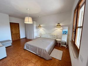 - une chambre avec un grand lit dans l'établissement Villa Rosa, à Chia
