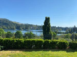 uma vista para o lago a partir da casa em Cozy Lakeview Suite em Victoria