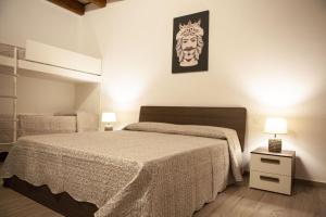 1 dormitorio con 1 cama y una foto en la pared en casa vacanza zu ciano, en Marausa