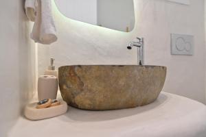 Pregadi Cycladic Suite في ناكسوس تشورا: حمام مع حوض حجري كبير على منضدة