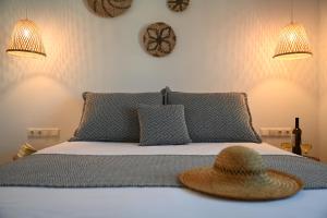 سرير أو أسرّة في غرفة في Pregadi Cycladic Suite