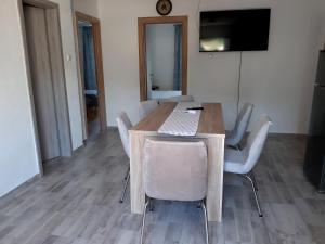 TV a/nebo společenská místnost v ubytování Apartment Karlo
