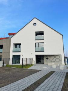 ミクロフにあるApartmán Bellaの白い建物