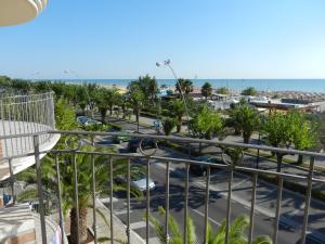 阿爾巴·阿德里亞蒂卡的住宿－Residence Xenia，从停车场的阳台上可欣赏到风景