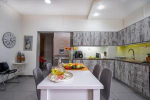 Kuchyň nebo kuchyňský kout v ubytování Filoxenos Apartment