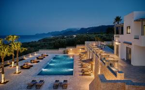 莫奈姆瓦夏Quattro Suites的建筑物侧面的游泳池