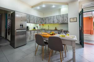 Kuchyň nebo kuchyňský kout v ubytování Filoxenos Apartment