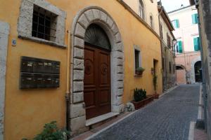 an entrance to a building with a wooden door on a street at Dimora Charme in Monterotondo