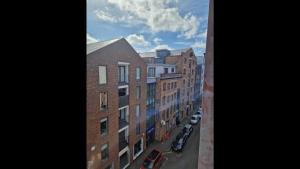 - une vue sur une rue de la ville avec des bâtiments et des voitures dans l'établissement Remarkable 2-Bed Apartment in Central Liverpool, à Liverpool