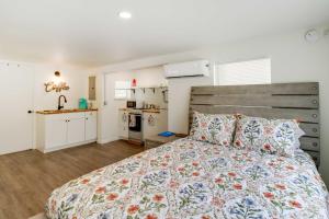 1 Schlafzimmer mit einem großen Bett und einer Küche in der Unterkunft Cozy Studio Less Than 1 Mi to Downtown Mountain View! in Mountain View