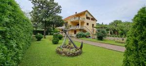 una estatua en el césped delante de una casa en Studio Apartments Petkovic, en Tivat