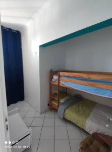 1 Schlafzimmer mit 2 Etagenbetten in einem Zimmer in der Unterkunft Maison Mathilde et Simone in Andernos-les-Bains